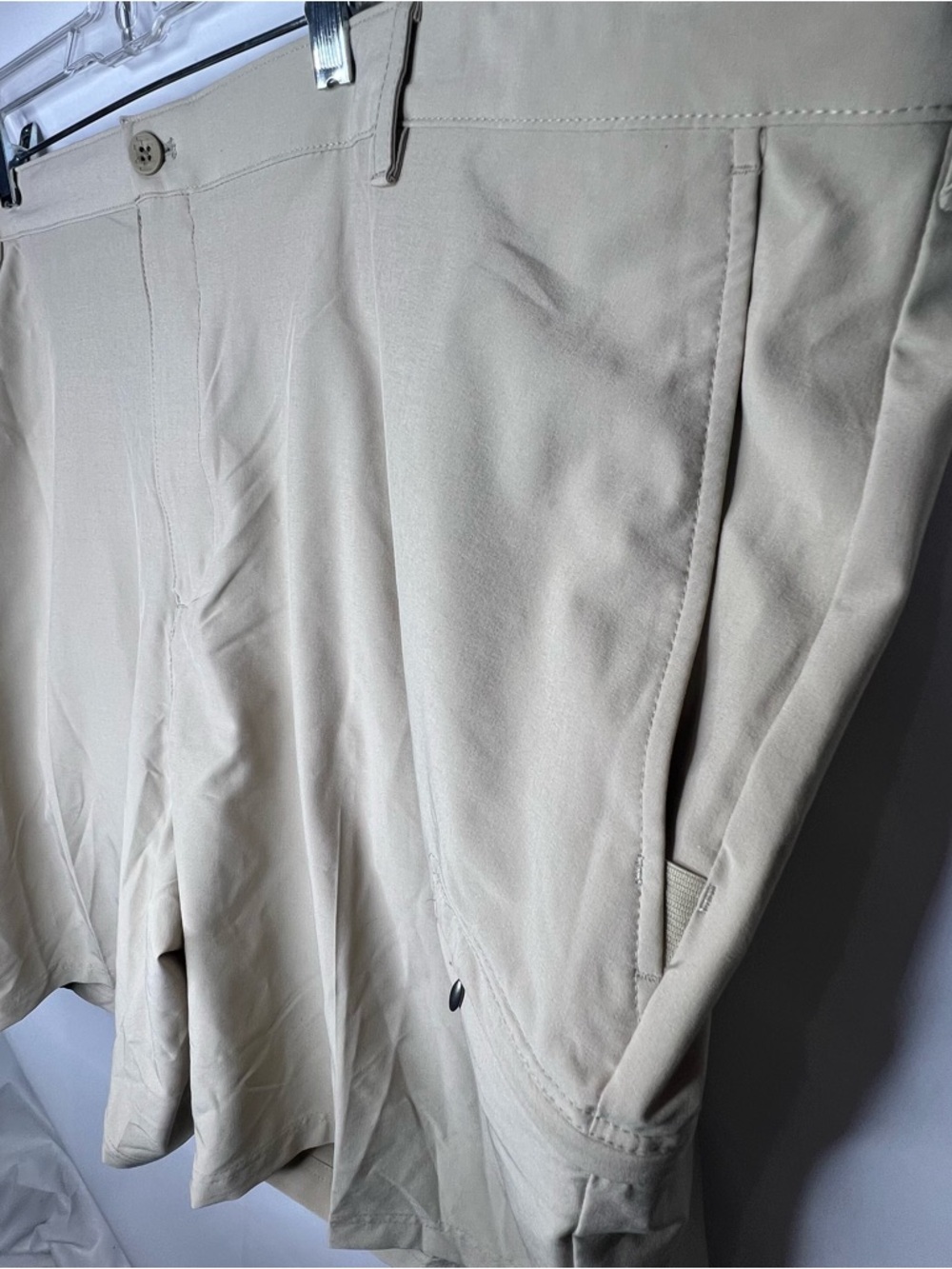 IZOD Mens Golf Swing Flex Cargo Shorts Size 54 Khaki Beige Moisture Wicking - Picture 4 of 12